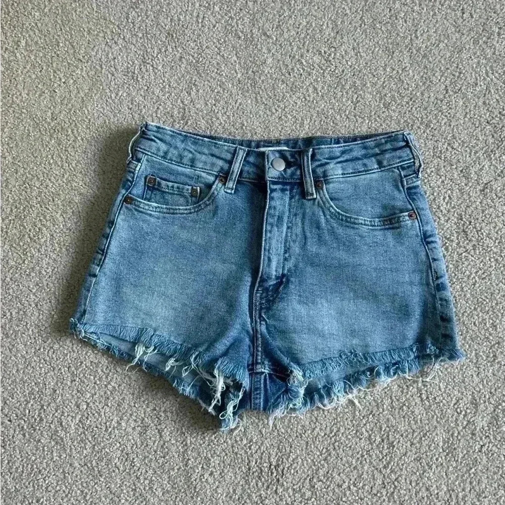 H&M high rise denim shorts in size 4